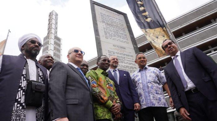 Walikota Bandung, Muhammad Farhan berfoto bersama sejumlah perwakilan dari 17 negara Uni Afrika di depan Tugu Dasa Sila Bandung saat mendampingi para delegasi tersebut melakukan Historical Walk Peringatan 70 Tahun Konferensi Asia Afrika (KAA) di Jalan Asia Afrika, Kota Bandung, Jawa Barat, Rabu (23/4/2025).