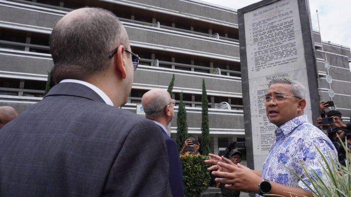 Walikota Bandung, Muhammad Farhan menjelaskan Tugu Dasa Sila Bandung kepada sejumlah perwakilan dari 17 negara Uni Afrika saat mendampingi para delegasi tersebut melakukan Historical Walk Peringatan 70 Tahun Konferensi Asia Afrika (KAA) di Jalan Asia Afrika, Kota Bandung, Jawa Barat, Rabu (23/4/2025).