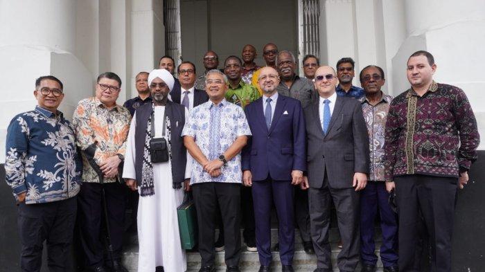 Walikota Bandung, Muhammad Farhan berfoto bersama sejumlah perwakilan dari 17 negara Uni Afrika di depan Gedung Merdeka saat mendampingi para delegasi tersebut melakukan Historical Walk Peringatan 70 Tahun Konferensi Asia Afrika (KAA) di Jalan Asia Afrika, Kota Bandung, Jawa Barat, Rabu (23/4/2025).