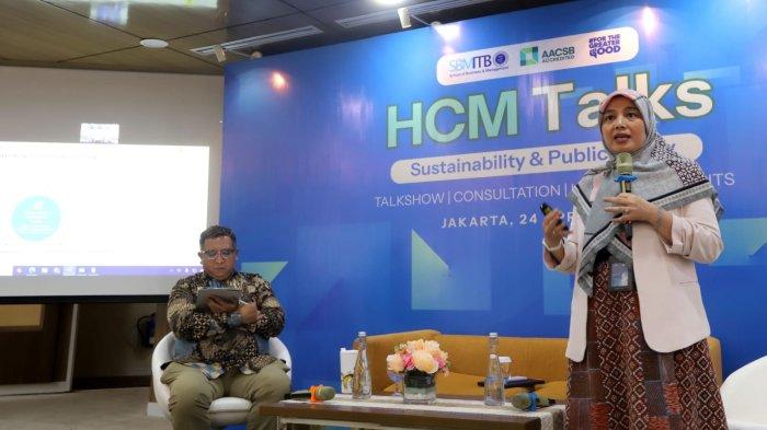 Executive Vice President (EVP) Transisi Energi dan Sustainability PT. PLN (Persero), Kamia Handayani menyampaikan pemaparan materi tentang “Kebijakan Masa Depan untuk Menghadapi Tantangan Lingkungan, Sosial, dan Tata Kelola (ESG)” pada acara Human Capital Management (HCM) Talks di Gedung Graha Irama (Indorama), Jakarta, Kamis (24/4/2025).