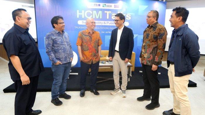 Para pembicara berbincang sebelum acara Human Capital Management (HCM) Talks di Gedung Graha Irama (Indorama), Jakarta, Kamis (24/4/2025).