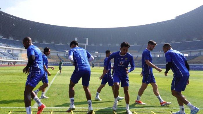 Skuad Persib Bandung menjalani latihan atau official training di Stadion Gelora Bandung Lautan Api (GBLA), Kota Bandung, Jawa Barat, Jumat (25/4/2025).