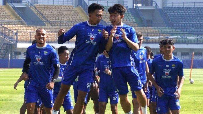 Skuad Persib Bandung menjalani latihan atau official training di Stadion Gelora Bandung Lautan Api (GBLA), Kota Bandung, Jawa Barat, Jumat (25/4/2025).