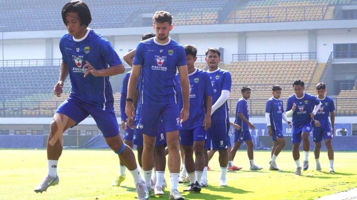 Skuad Persib Bandung menjalani latihan atau official training di Stadion Gelora Bandung Lautan Api (GBLA), Kota Bandung, Jawa Barat, Jumat (25/4/2025).