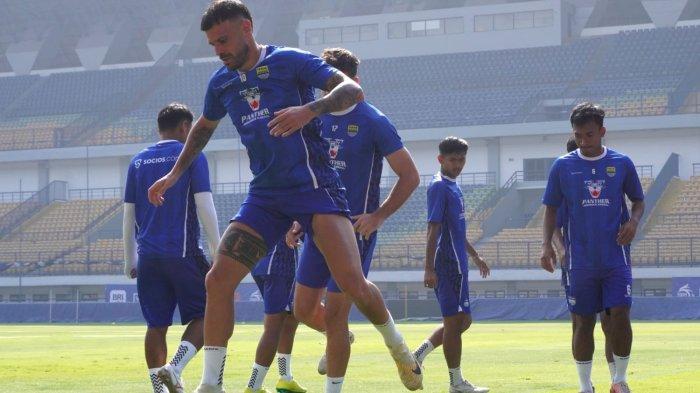 Skuad Persib Bandung menjalani latihan atau official training di Stadion Gelora Bandung Lautan Api (GBLA), Kota Bandung, Jawa Barat, Jumat (25/4/2025).