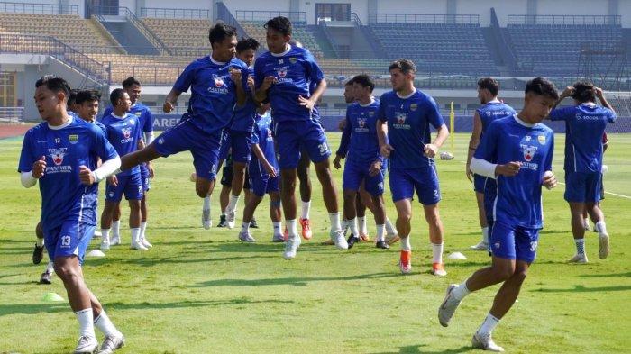 Skuad Persib Bandung menjalani latihan atau official training di Stadion Gelora Bandung Lautan Api (GBLA), Kota Bandung, Jawa Barat, Jumat (25/4/2025).