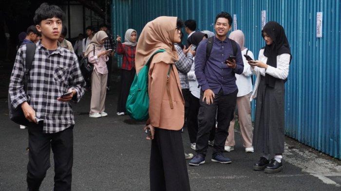 Peserta meninggalkan lokasi selesai melaksanakan Ujian Tertulis Berbasis Komputer (UTBK) Seleksi Nasional Berdasarkan Tes (SNBT) 2025, di Institut Seni Budaya Indonesia (ISBI) Bandung, Kota Bandung, Jawa Barat, Jumat (25/4/2025).