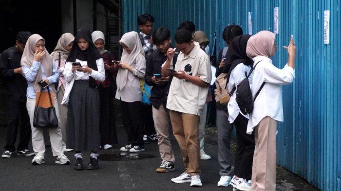 Peserta meninggalkan lokasi selesai melaksanakan Ujian Tertulis Berbasis Komputer (UTBK) Seleksi Nasional Berdasarkan Tes (SNBT) 2025, di Institut Seni Budaya Indonesia (ISBI) Bandung, Kota Bandung, Jawa Barat, Jumat (25/4/2025).