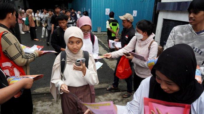 Peserta menerima brosur penerimaan mahasiswa baru dari perguruan tinggi swasta saat meninggalkan lokasi selesai melaksanakan Ujian Tertulis Berbasis Komputer (UTBK) Seleksi Nasional Berdasarkan Tes (SNBT) 2025, di Institut Seni Budaya Indonesia (ISBI) Bandung, Kota Bandung, Jawa Barat, Jumat (25/4/2025).