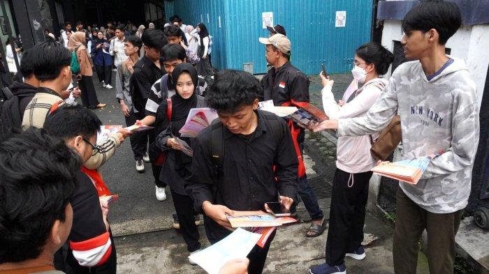 Peserta menerima brosur penerimaan mahasiswa baru dari perguruan tinggi swasta saat meninggalkan lokasi selesai melaksanakan Ujian Tertulis Berbasis Komputer (UTBK) Seleksi Nasional Berdasarkan Tes (SNBT) 2025, di Institut Seni Budaya Indonesia (ISBI) Bandung, Kota Bandung, Jawa Barat, Jumat (25/4/2025).