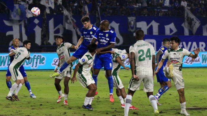Pemain Persib Bandung, Gervane Kastaneer menanduk bola ke gawang PSS Sleman pada pertandingan lanjutan Liga 1 2024-2025, di Stadion Gelora Bandung Lautan Api (GBLA), Gedebage, Kota Bandung, Jawa Barat, Sabtu (26/4/2025).
