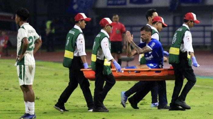 Pemain Persib Bandung, Tyronne del Pino ditandu ke luar lapangan saat menghadapi PSS Sleman pada pertandingan lanjutan Liga 1 2024-2025, di Stadion Gelora Bandung Lautan Api (GBLA), Gedebage, Kota Bandung, Jawa Barat, Sabtu (26/4/2025).