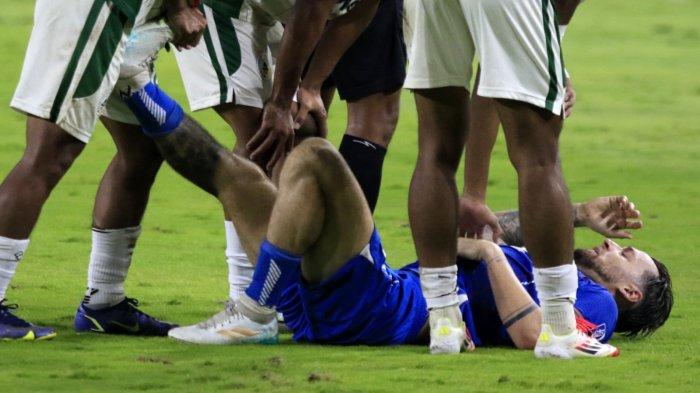 Pemain PSS Sleman membantu memulihkan kram otot pemain Persib Bandung, Marc Anthony Klok pada pertandingan lanjutan Liga 1 2024-2025, di Stadion Gelora Bandung Lautan Api (GBLA), Gedebage, Kota Bandung, Jawa Barat, Sabtu (26/4/2025).