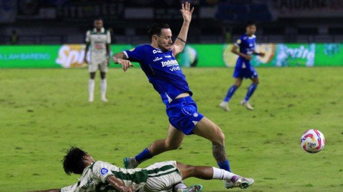 Pemain Persib Bandung, Marc Anthony Klok terpelanting setelah dijegal pemain PSS Sleman pada pertandingan lanjutan Liga 1 2024-2025, di Stadion Gelora Bandung Lautan Api (GBLA), Gedebage, Kota Bandung, Jawa Barat, Sabtu (26/4/2025).