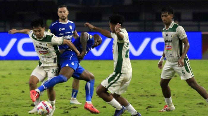 Pemain Persib Bandung, Gervane Kastaneer berebut bola dengan pemain PSS Sleman pada pertandingan lanjutan Liga 1 2024-2025, di Stadion Gelora Bandung Lautan Api (GBLA), Gedebage, Kota Bandung, Jawa Barat, Sabtu (26/4/2025).