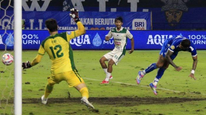 Pemain Persib Bandung, Ciro Alves berhasil mencetak gol ke gawang PSS Sleman namun dianulir wasit karena offside pada pertandingan lanjutan Liga 1 2024-2025, di Stadion Gelora Bandung Lautan Api (GBLA), Gedebage, Kota Bandung, Jawa Barat, Sabtu (26/4/2025).