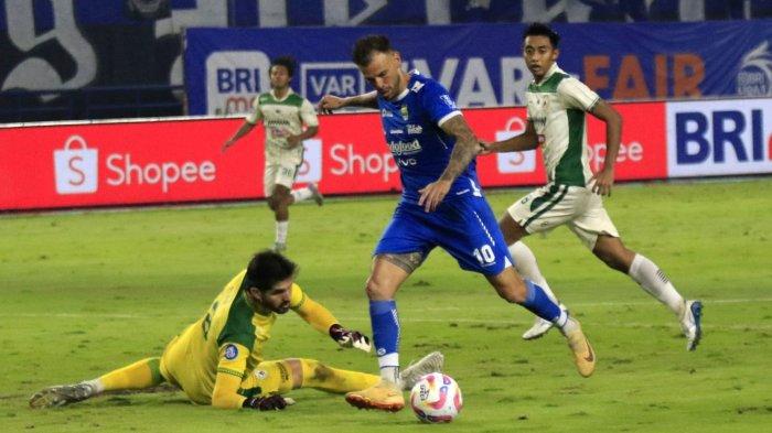 Pemain Persib Bandung, Tyronne del Pino berhasil mengecoh kiper PSS Sleman sebelum menceploskan bola ke gawangnya pada pertandingan lanjutan Liga 1 2024-2025, di Stadion Gelora Bandung Lautan Api (GBLA), Gedebage, Kota Bandung, Jawa Barat, Sabtu (26/4/2025).