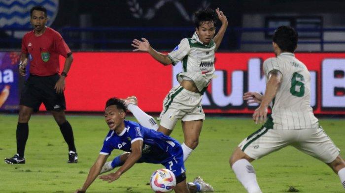 Pemain Persib Bandung, Beckham Putra terpelanting setelah dijegal pemain PSS Sleman pada pertandingan lanjutan Liga 1 2024-2025, di Stadion Gelora Bandung Lautan Api (GBLA), Gedebage, Kota Bandung, Jawa Barat, Sabtu (26/4/2025).