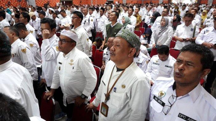Sejumlah kepala desa yang tergabung dalam Asosiasi Pemerintah Desa Seluruh Indonesia (APDESI) mengikuti Rapat Koordinasi Gawe Rancage Pak Kades jeung Pak Lurah di Gedung Bale Asri Pusdai, Jalan Diponegoro, Kota Bandung, Jawa Barat, Senin (28/4/2025).