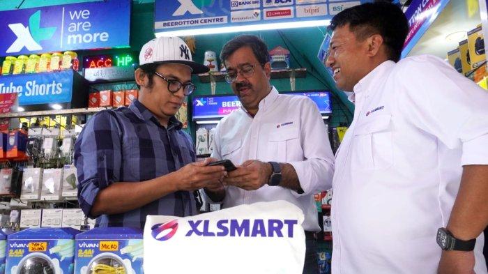 Presiden Direktur & CEO XLSMART, Rajeev Sethi kunjungi toko pulsa di kawasan Dago, Kota Bandung, Jawa Barat, Senin (28/4/2025).