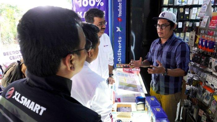 Presiden Direktur & CEO XLSMART, Rajeev Sethi (kedua kanan) bersama jajaran berbincang dengan pedagang pulsa saat mengunjungi toko pulsa di kawasan Dago, Kota Bandung, Jawa Barat, Senin (28/4/2025).