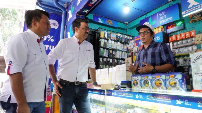Presiden Direktur & CEO XLSMART, Rajeev Sethi (kedua kanan) bersama jajaran berbincang dengan pedagang pulsa saat mengunjungi toko pulsa di kawasan Dago, Kota Bandung, Jawa Barat, Senin (28/4/2025).