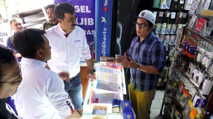 Presiden Direktur & CEO XLSMART, Rajeev Sethi (kedua kanan) bersama jajaran berbincang dengan pedagang pulsa saat mengunjungi toko pulsa di kawasan Dago, Kota Bandung, Jawa Barat, Senin (28/4/2025).