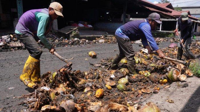 Petugas mengumpulkan sampah untuk diangkut dengan truk di Pasar Gedebage, Jalan Soekarno Hatta, Kota Bandung, Jawa Barat, Selasa (29/4/2025).