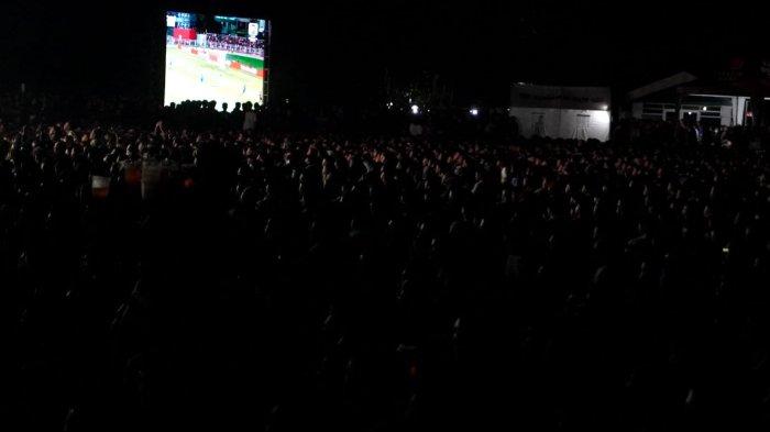 Ribuan bobotoh nonton bareng (nobar) pertandingan Persib Bandung vs Malut United pada lanjutan Liga 1 2024-2025, di Lapangan Makodam III/Siliwangi, Kota Bandung, Jawa Barat, Jumat (2/5/2025) malam.