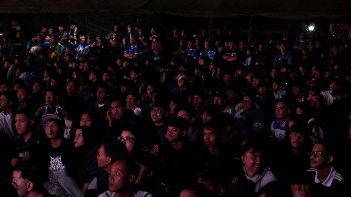 Ribuan bobotoh nonton bareng (nobar) pertandingan Persib Bandung vs Malut United pada lanjutan Liga 1 2024-2025, di Lapangan Makodam III/Siliwangi, Kota Bandung, Jawa Barat, Jumat (2/5/2025) malam.