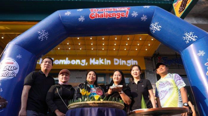 General Manager PT Chocomory Cokelat Persada, Angeline Ariani Setiawati (ketiga kiri), bersama Sales Operation manager, Mela Tetra Pamungkas (ketiga kanan), PDQC Manager, Rosa Amalia (kedua kiri), dan pihak terkait lainnya melakukan prosesi potong tumpeng dalam acara Grand Opening gerai Tiramisusu by Chocomory di Paskal Hyper Square, Kota Bandung, Jawa Barat, Kamis (1/5/2025).