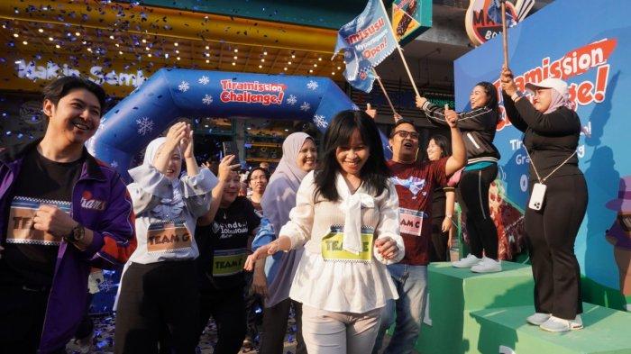 General Manager PT Chocomory Cokelat Persada, Angeline Ariani Setiawati (tengah), bersama Sales Operation Manager, Mela Tetra Pamungkas (kiri) dan PDQC Manager, Rosa Amalia (kanan) melakukan flag off yang menandai dimulainya challenge yang diikuti oleh Key Opinion Leader (KOL) dan Influencer dalam acara Grand Opening gerai Tiramisusu by Chocomory di Paskal Hyper Square, Kota Bandung, Jawa Barat, Kamis (1/5/2025).