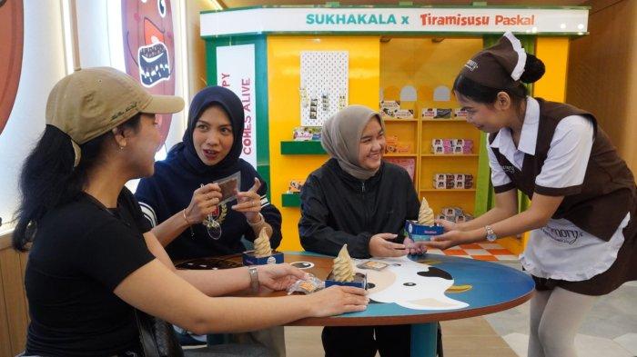 Para pelanggan menerima pesanan Tiramisusu Snow Mountain di lantai dua setelah acara Grand Opening gerai Tiramisusu by Chocomory di Paskal Hyper Square, Kota Bandung, Jawa Barat, Kamis (1/5/2025).