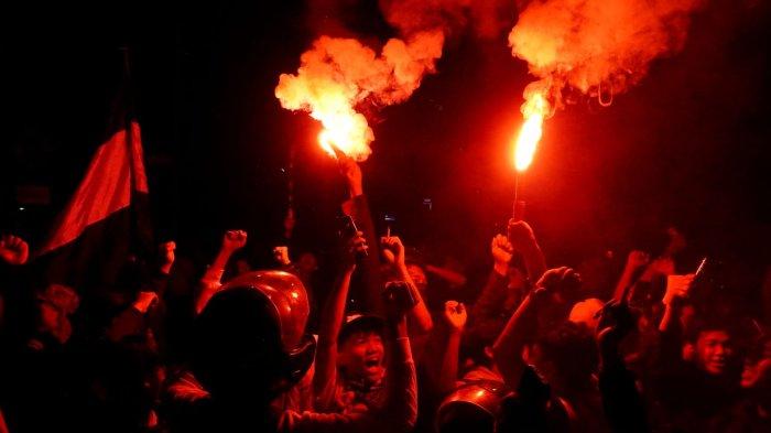 Sejumlah bobotoh menyalakan flare seusai nonton bareng (nobar) pertandingan Persib Bandung vs Malut United pada lanjutan Liga 1 2024-2025, di persimpangan Jalan Aceh, Kota Bandung, Jawa Barat, Jumat (2/5/2025) malam.