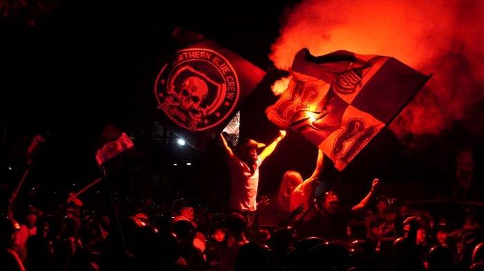Sejumlah bobotoh menyalakan flare seusai nonton bareng (nobar) pertandingan Persib Bandung vs Malut United pada lanjutan Liga 1 2024-2025, di persimpangan Jalan Aceh, Kota Bandung, Jawa Barat, Jumat (2/5/2025) malam.