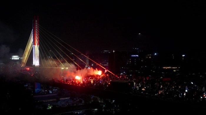 Ribuan bobotoh merayakan Persib juara Liga 1 