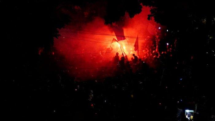 Ribuan bobotoh merayakan Persib juara Liga 1 