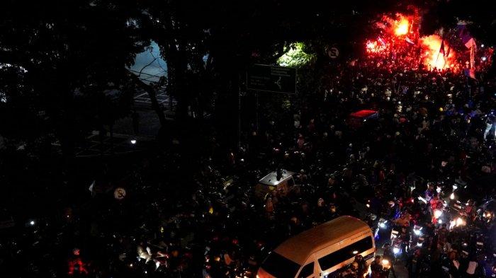 Ribuan bobotoh merayakan Persib juara Liga 1 