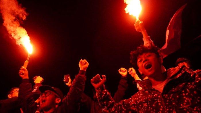 Sejumlah bobotoh merayakan Persib juara Liga 1 