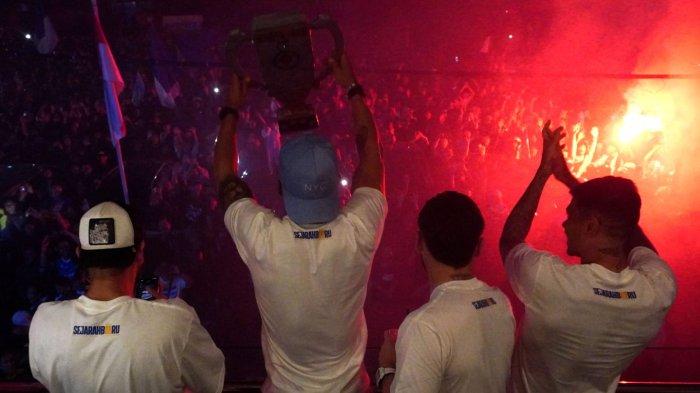 Pemain Persib bersama ribuan bobotoh melakukan selebrasi Persib juara Liga 1 
