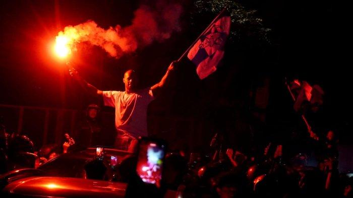Pemain Persib, David da Silva bersama ribuan bobotoh merayakan Persib juara Liga 1 