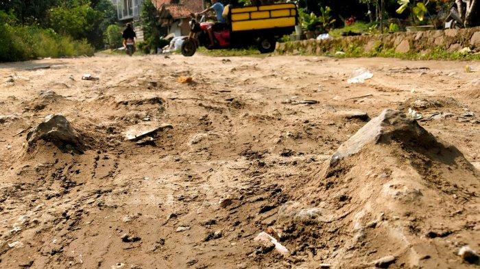 Kendaraan bermotor melintas di Jalan Inspeksi Citarum dengan permukaan rusak, di Desa Mekarrahayu, Kecamatan Margaasih, Kabupaten Bandung, Jawa Barat, Selasa (6/5/2025).