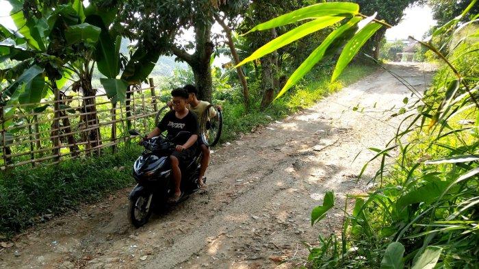 Kendaraan bermotor melintas di Jalan Inspeksi Citarum dengan permukaan rusak, di Desa Mekarrahayu, Kecamatan Margaasih, Kabupaten Bandung, Jawa Barat, Selasa (6/5/2025).