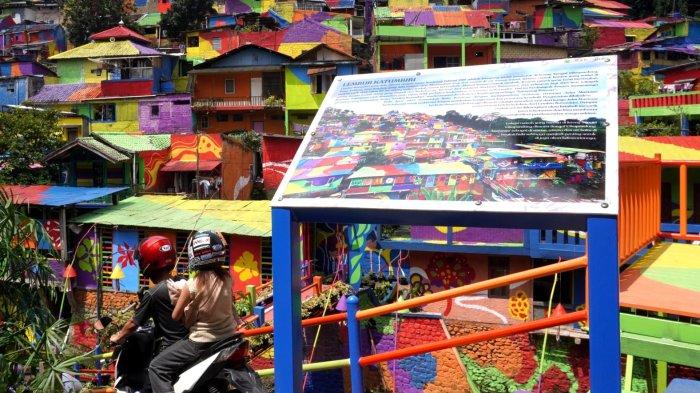 Warga melintas di kawasan permukiman yang dicat warna warni yang cerah, di Lembur Katumbiri, RW 12, Kelurahan Dago, Kecamatan Coblong, Kota Bandung, Jawa Barat, Selasa (6/5/2025).