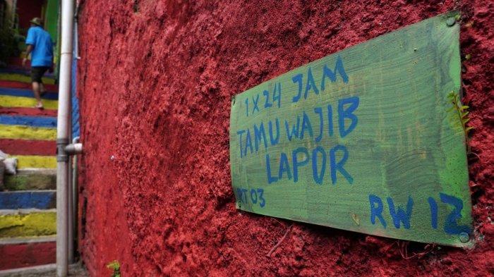 Warga melintas di kawasan permukiman yang dicat warna warni yang cerah, di Lembur Katumbiri, RW 12, Kelurahan Dago, Kecamatan Coblong, Kota Bandung, Jawa Barat, Selasa (6/5/2025).