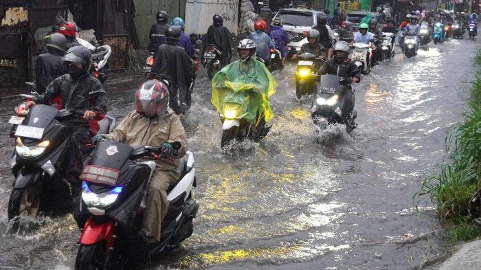 Kendaraan bermotor berjalan pelan saat melintasi genangan banjir cileuncang di Jalan Sayuran, Desa Cangkuang Kulon, Kecamatan Dayeuhkolot, Kabupaten Bandung, Jawa Barat, Rabu (7/5/2025).