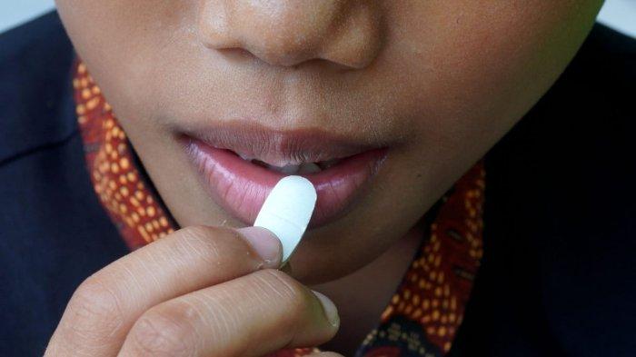 Seorang pelajar meminum obat cacing yang dibagikan secara gratis oleh petugas dari Puskesmas Rancamalaka Endah, di SDN Rancamanyar 3, Jalan Cilebak, Desa Rancamanyar, Kecamatan Baleendah, Kabupaten Bandung, Jawa Barat, Kamis (8/5/2025).
