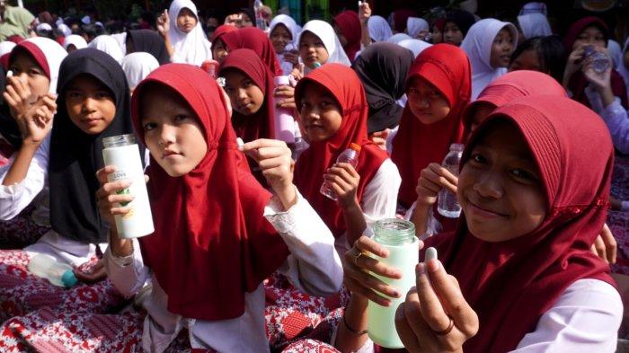 Sejumlah pelajar memperlihatkan obat cacing yang dibagikan secara gratis oleh petugas dari Puskesmas Rancamalaka Endah, di SDN Rancamanyar 3, Jalan Cilebak, Desa Rancamanyar, Kecamatan Baleendah, Kabupaten Bandung, Jawa Barat, Kamis (8/5/2025).