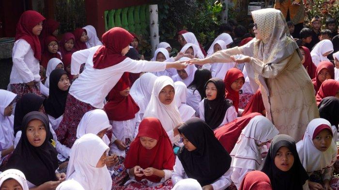 Sejumlah pelajar memperlihatkan obat cacing yang dibagikan secara gratis oleh petugas dari Puskesmas Rancamalaka Endah, di SDN Rancamanyar 3, Jalan Cilebak, Desa Rancamanyar, Kecamatan Baleendah, Kabupaten Bandung, Jawa Barat, Kamis (8/5/2025).