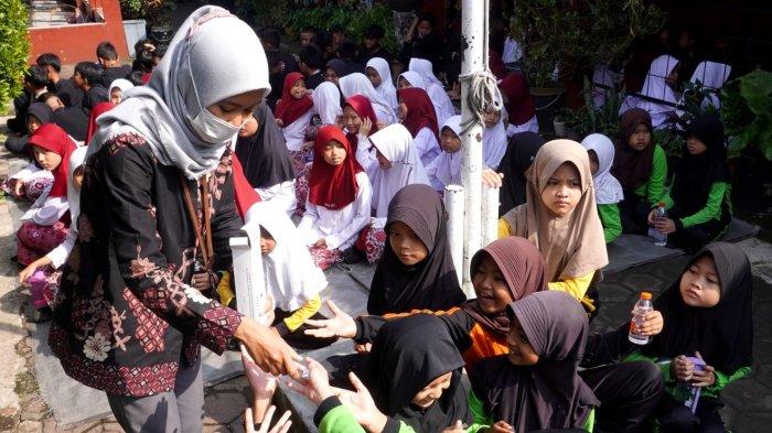 Petugas dari Puskesmas Rancamalaka Endah membagikan obat cacing secara gratis kepada para pelajar, di SDN Rancamanyar 3, Jalan Cilebak, Desa Rancamanyar, Kecamatan Baleendah, Kabupaten Bandung, Jawa Barat, Kamis (8/5/2025).